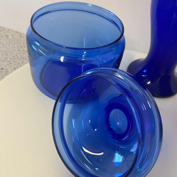 Dejlige blå glasting krukke med låg h 14 cm dia 10 cm 45kr. Vase h 21 cm har et micro afslag i kanten 95kr. Skål med metal h 14 cm dia 11,5 cm 75kr.