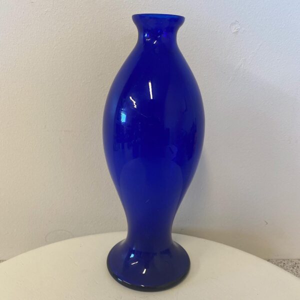 Dejlige blå glasting krukke med låg h 14 cm dia 10 cm 45kr. Vase h 21 cm har et micro afslag i kanten 95kr. Skål med metal h 14 cm dia 11,5 cm 75kr.