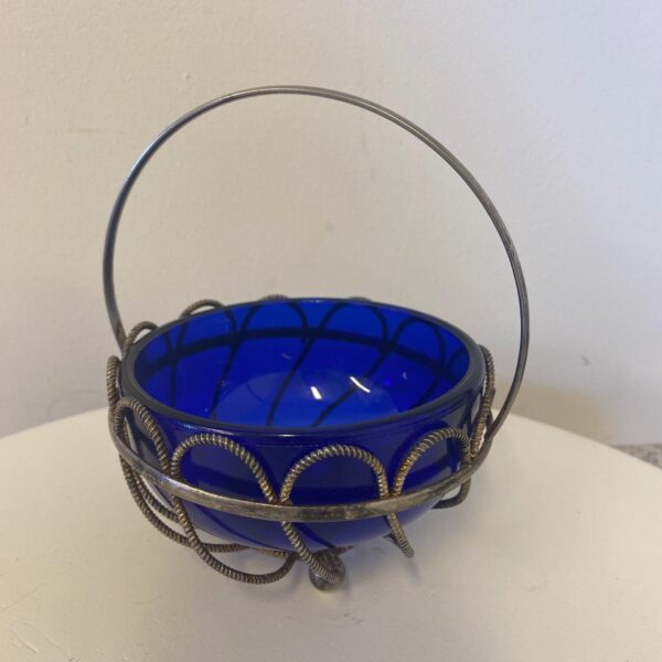 Dejlige blå glasting krukke med låg h 14 cm dia 10 cm 45kr. Vase h 21 cm har et micro afslag i kanten 95kr. Skål med metal h 14 cm dia 11,5 cm 75kr.