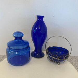 Dejlige blå glasting krukke med låg h 14 cm dia 10 cm 45kr. Vase h 21 cm har et micro afslag i kanten 95kr. Skål med metal h 14 cm dia 11,5 cm 75kr.