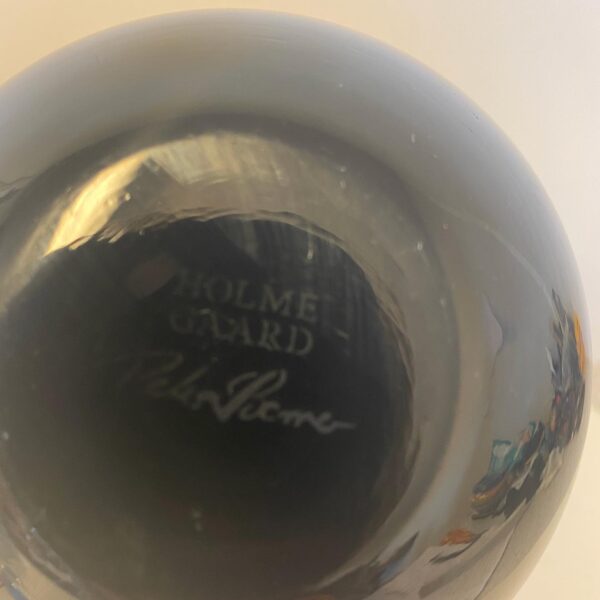 Poul Pava kande h 17 cm 50kr. Holmegaard Peter Svarrer vase h 17 cm 185kr.