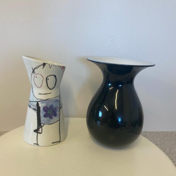 Poul Pava kande h 17 cm 50kr. Holmegaard Peter Svarrer vase h 17 cm 185kr.