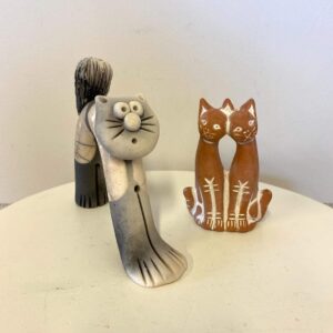 Kattefigurer. Den grå kat h 13,5 cm 105kr. De to brune som sidder tæt h 11 cm 45kr.