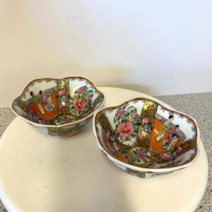 2 kinesiske skåle h 7 cm dia 14,5 cm 40kr. pr stk.