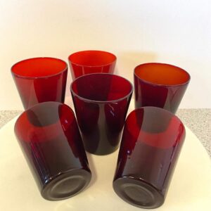 6 super smukke røde drikkeglas, de er ikke 100% ens, h 10,5 cm dia 8,5 cm 40kr. pr stk eller 6 stk 200kr.