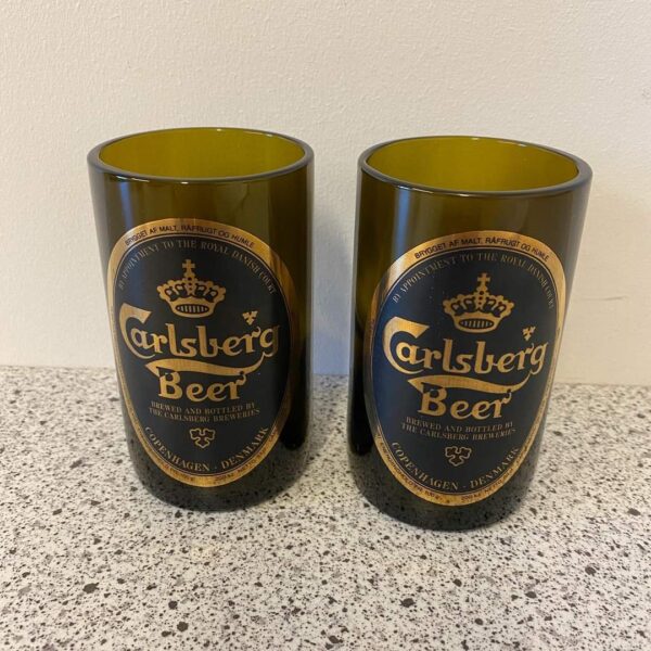 Samlerobjekt 2 Carlsberg beer glas i grønt glas, lavet af flaskeøl flaske h 11 cm dia 6 cm 30kr. pr stk eller tag begge for vejl. pris 50kr. .