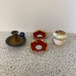 Lille keramik lysestage fra Getter til tynde lys (juletræslys) 50kr. 2 stk lysmanchetter i glas 50kr. Lille alabast krukke med låg, dekoreret med blomster vejl.pris 65kr.