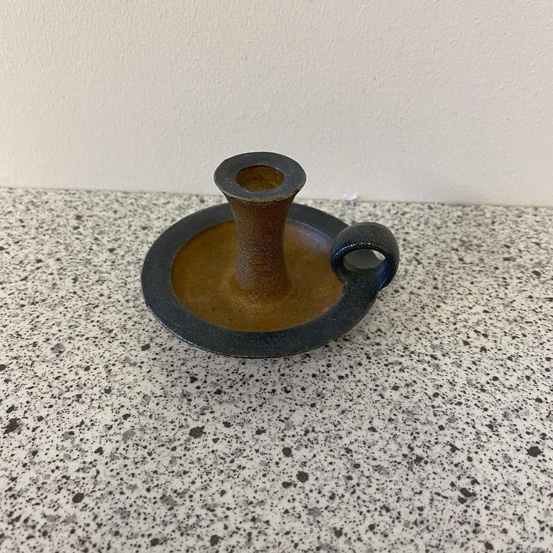 Lille keramik lysestage fra Getter til tynde lys (juletræslys) 50kr. 2 stk lysmanchetter i glas 50kr. Lille alabast krukke med låg, dekoreret med blomster vejl.pris 65kr. - Image 3