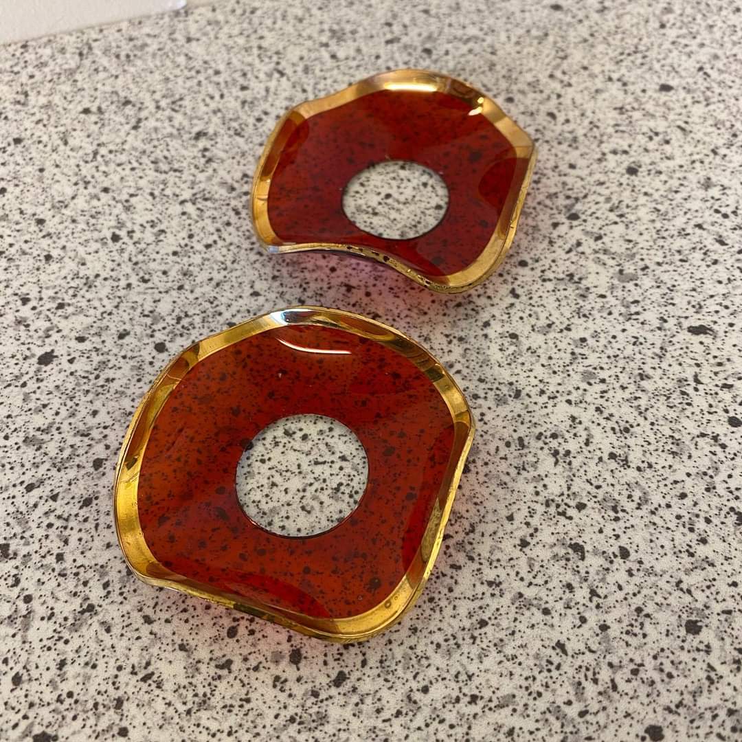 Lille keramik lysestage fra Getter til tynde lys (juletræslys) 50kr. 2 stk lysmanchetter i glas 50kr. Lille alabast krukke med låg, dekoreret med blomster vejl.pris 65kr. - Image 2