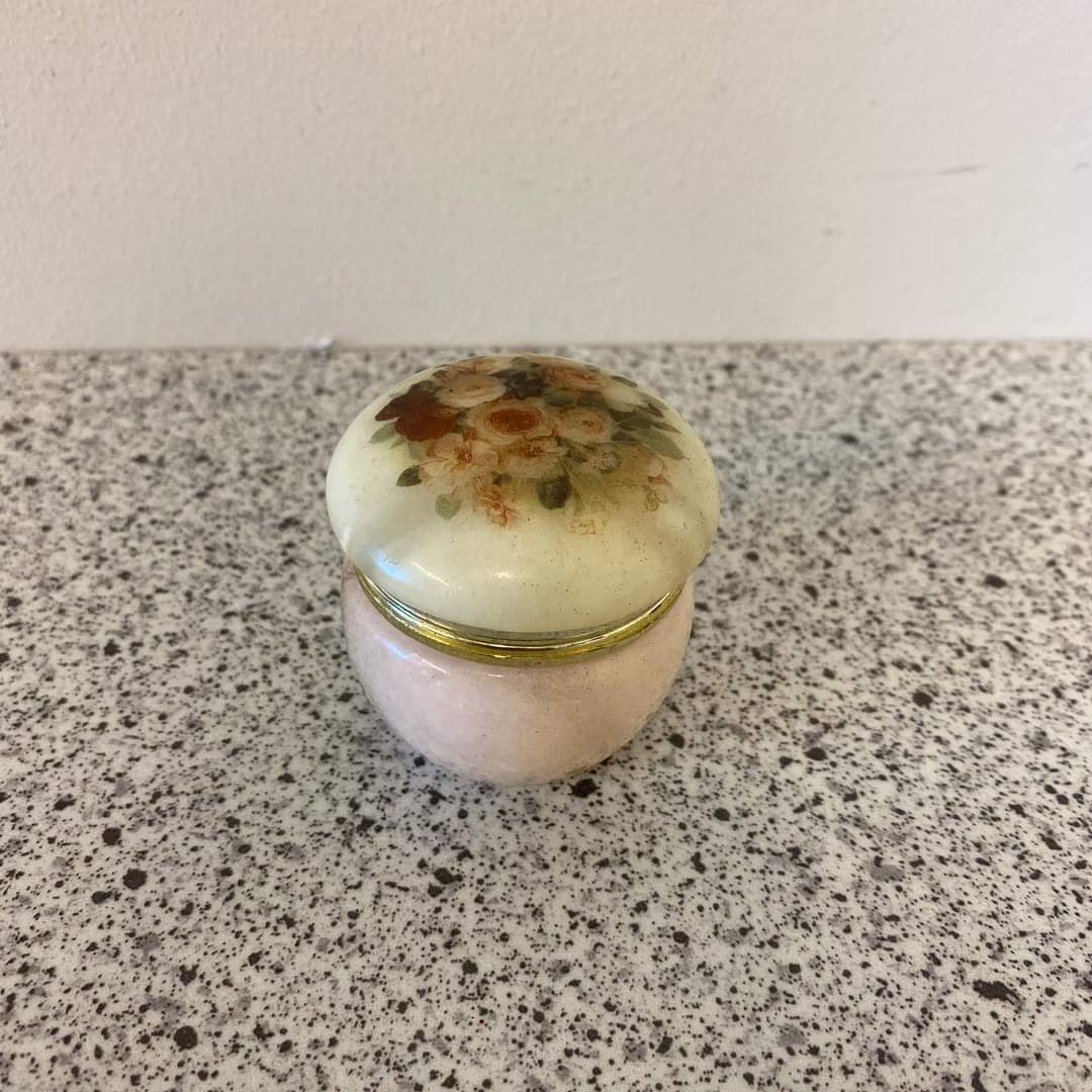 Lille keramik lysestage fra Getter til tynde lys (juletræslys) 50kr. 2 stk lysmanchetter i glas 50kr. Lille alabast krukke med låg, dekoreret med blomster vejl.pris 65kr. - Image 4