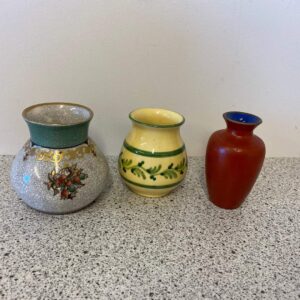 Dahl Jensen vase 1. sort. Nr. 166/505 med grønt og blomster dekoration h 10 cm 175kr. Gullig vase med grøn dekoration, signeret? H 9 cm 125kr. Cloisonne vase rød udvendig og blå indvendig h 20,5 cm vejl. pris 55kr