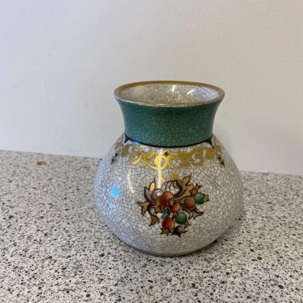 Dahl Jensen vase 1. sort. Nr. 166/505 med grønt og blomster dekoration h 10 cm 175kr. Gullig vase med grøn dekoration, signeret? H 9 cm 125kr. Cloisonne vase rød udvendig og blå indvendig h 20,5 cm vejl. pris 55kr - Image 2