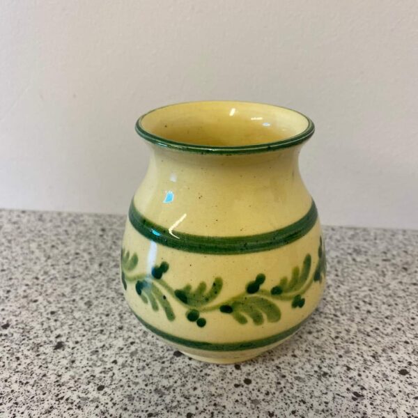 Dahl Jensen vase 1. sort. Nr. 166/505 med grønt og blomster dekoration h 10 cm 175kr. Gullig vase med grøn dekoration, signeret? H 9 cm 125kr. Cloisonne vase rød udvendig og blå indvendig h 20,5 cm vejl. pris 55kr - Image 3