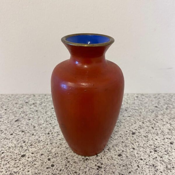 Dahl Jensen vase 1. sort. Nr. 166/505 med grønt og blomster dekoration h 10 cm 175kr. Gullig vase med grøn dekoration, signeret? H 9 cm 125kr. Cloisonne vase rød udvendig og blå indvendig h 20,5 cm vejl. pris 55kr - Image 4