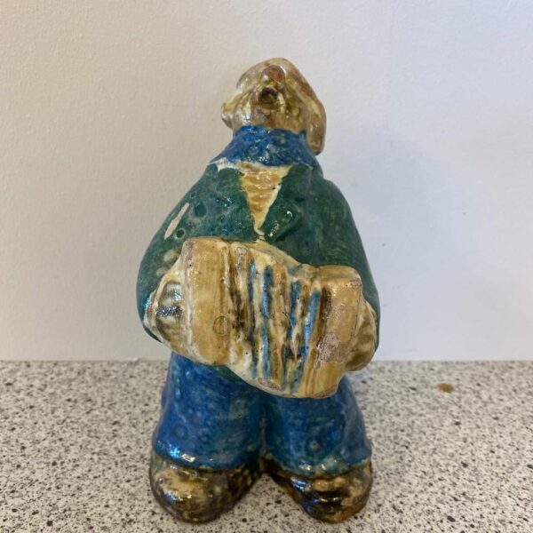 Smuk keramikskål sigeneret Reese h 5 cm dia 20 cm 85kr. Gammel harmonikaspiller i keramik signeret, måske AP, figuren har fået nogle knubs igennem tiden h 19 cm vejl. Pris 125kr. - Image 3