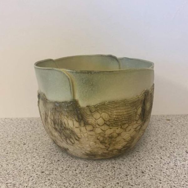 Super smuk skål i lækre farver, skålen er signeret, men af hvem? H 14 cm dia 17 cm vejl. Pris 175kr.