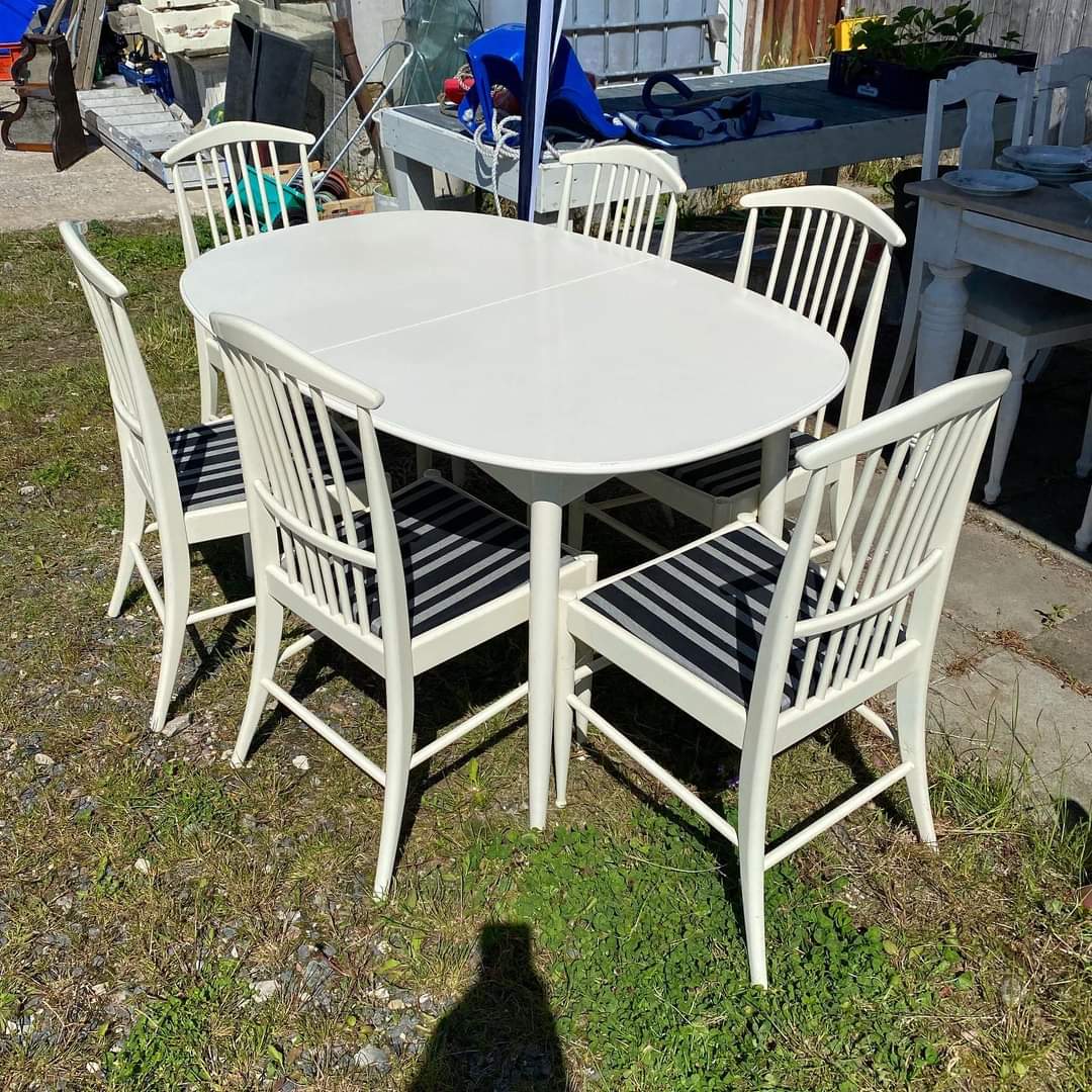Spisebord med 6 stole, stole er ompolstret. Der følger 2 ekstra plader med, som ligger nede under bordpladen. Bord og stole er fra 1970’erne. Godt solidt håndværk. Der er lidt brugsspor i form af mærker. Sælges samlet for vejl. pris 1500kr. #multiloppen