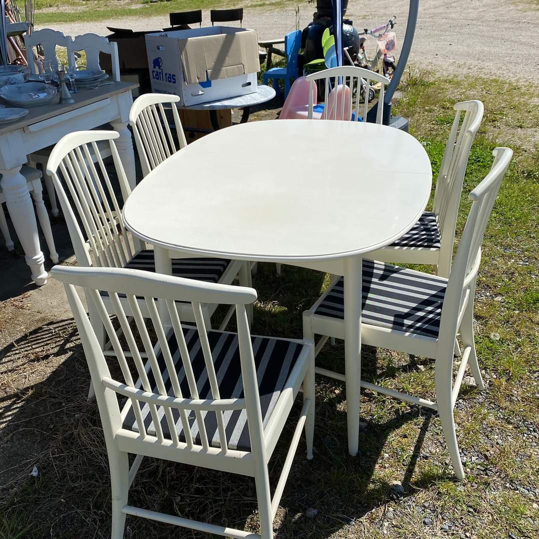 Spisebord med 6 stole, stole er ompolstret. Der følger 2 ekstra plader med, som ligger nede under bordpladen. Bord og stole er fra 1970’erne. Godt solidt håndværk. Der er lidt brugsspor i form af mærker. Sælges samlet for vejl. pris 1500kr. #multiloppen - Image 2