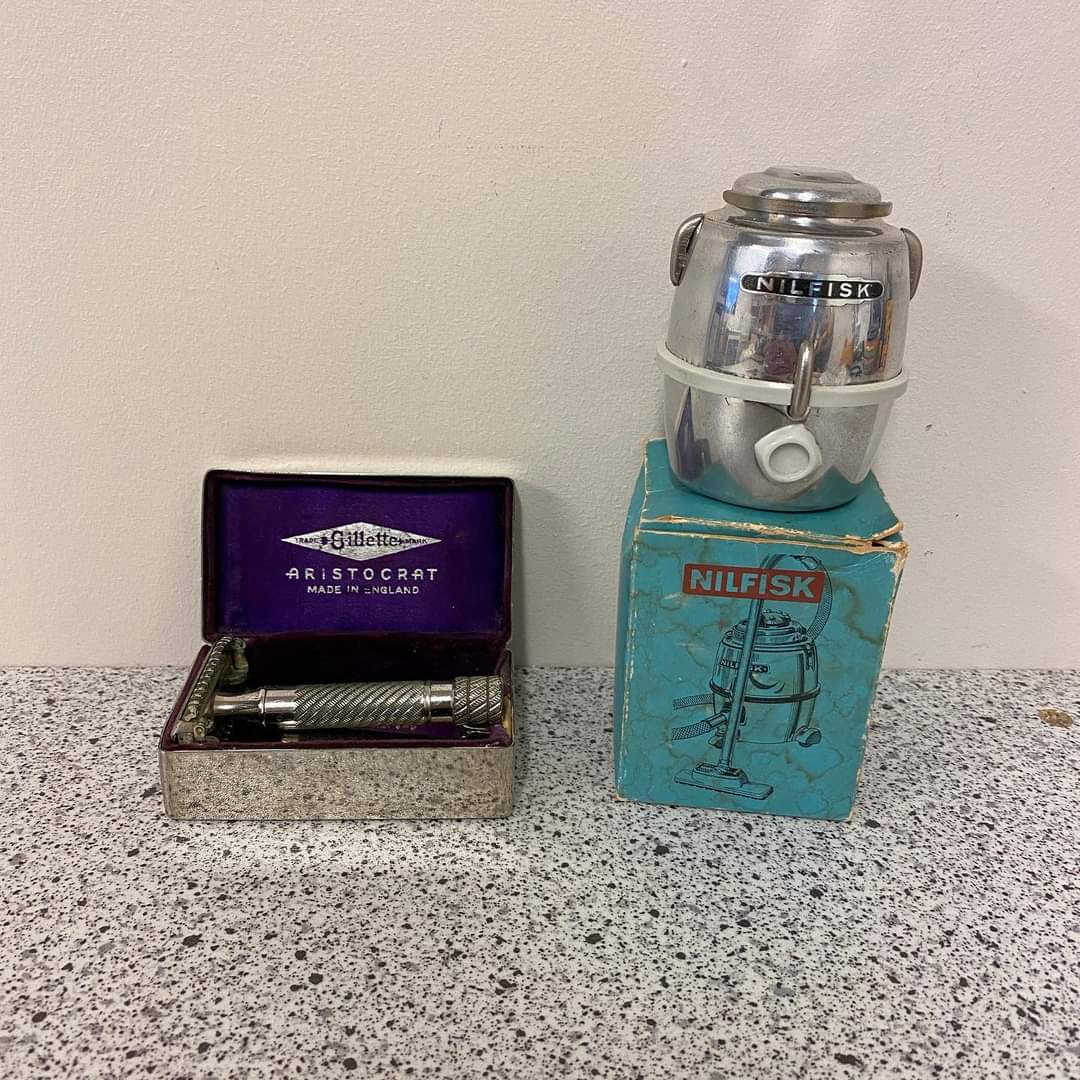 Aristokrat Gillette skraber incl barberblade i smuk metalæske, flot stand, made in England. 650kr. Nilfisk sparebøsse i kasse og med brugsanvisning, kassen har lidt brugsspor vejl. Pris 425kr. #multiloppen