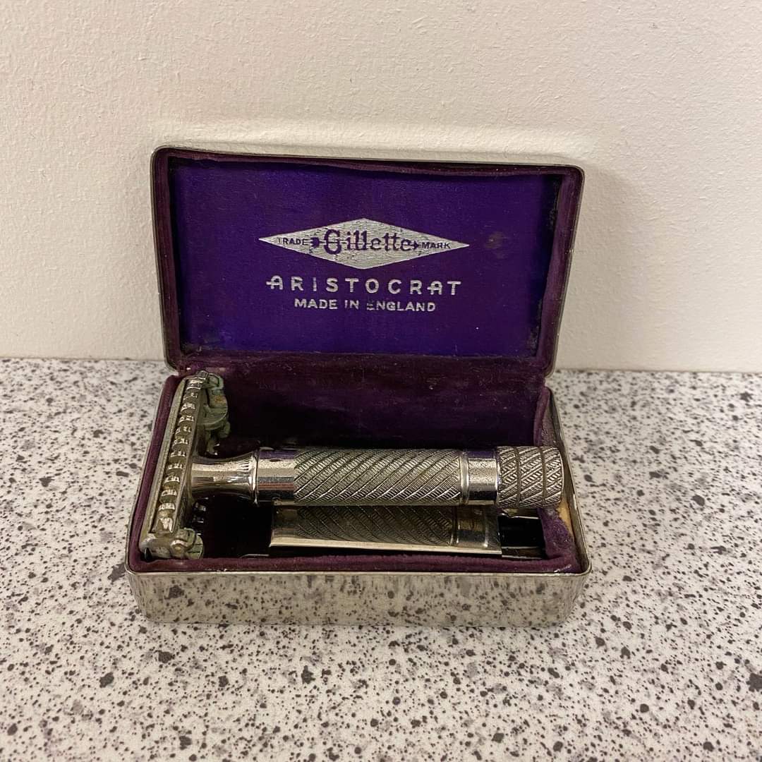 Aristokrat Gillette skraber incl barberblade i smuk metalæske, flot stand, made in England. 650kr. Nilfisk sparebøsse i kasse og med brugsanvisning, kassen har lidt brugsspor vejl. Pris 425kr. #multiloppen - Image 2