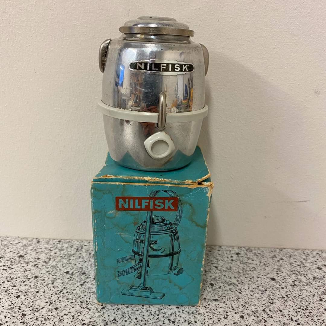 Aristokrat Gillette skraber incl barberblade i smuk metalæske, flot stand, made in England. 650kr. Nilfisk sparebøsse i kasse og med brugsanvisning, kassen har lidt brugsspor vejl. Pris 425kr. #multiloppen - Image 3