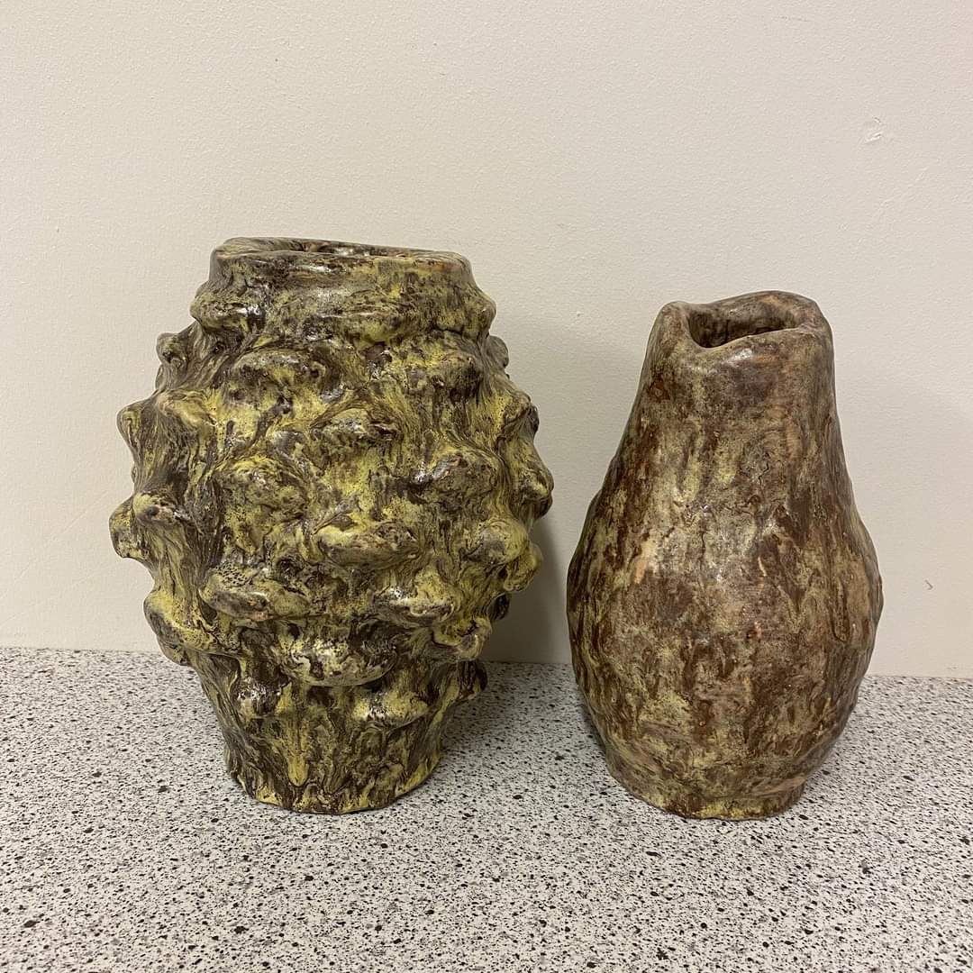 Super smukke vaser med lækker glasur. Venstre vase har nogle nogle små afslag, h 21 cm dia 16 cm, signeret ET 625kr. Højre vase h 19 cm dia 12 cm, signeret ET vejl. pris 350kr. #multiloppen