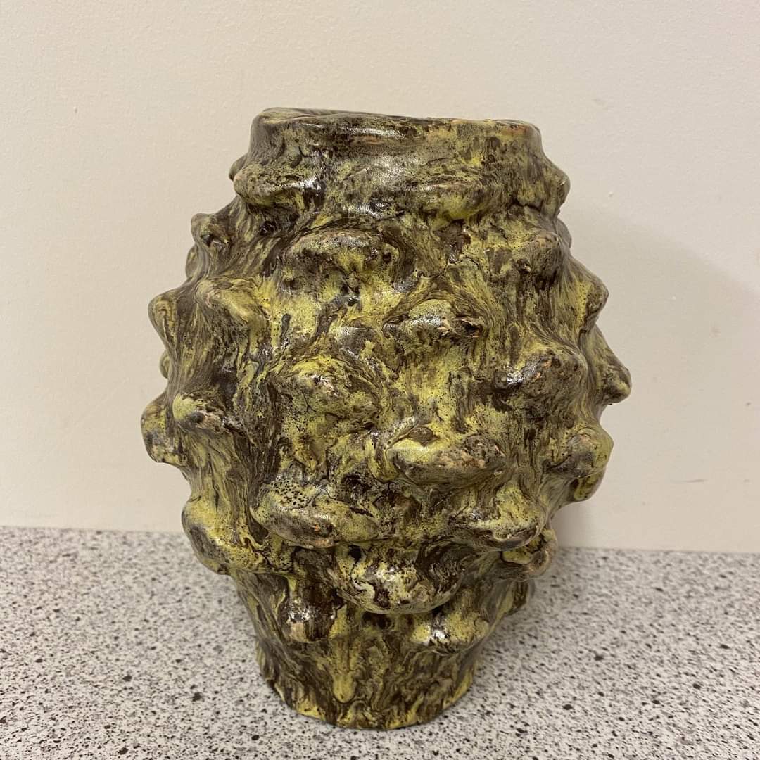 Super smukke vaser med lækker glasur. Venstre vase har nogle nogle små afslag, h 21 cm dia 16 cm, signeret ET 625kr. Højre vase h 19 cm dia 12 cm, signeret ET vejl. pris 350kr. #multiloppen - Image 2