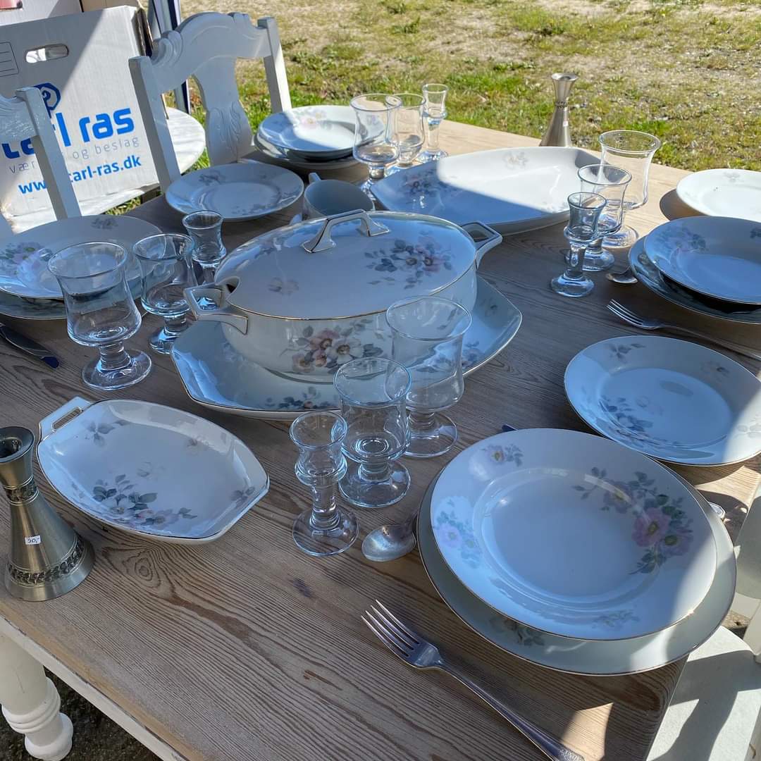 Så blev der dækket op til vi holder åbent lørdag og søndag kl 11-16 Helsingevej 47 Blistrup 3230 Græsted. Bord og 4 stole 800kr. Spisestel til 12 personer med blomster, tallerkener, skåle, kander, fade alt for kun vejl. Pris 500kr. #multiloppen - Image 2