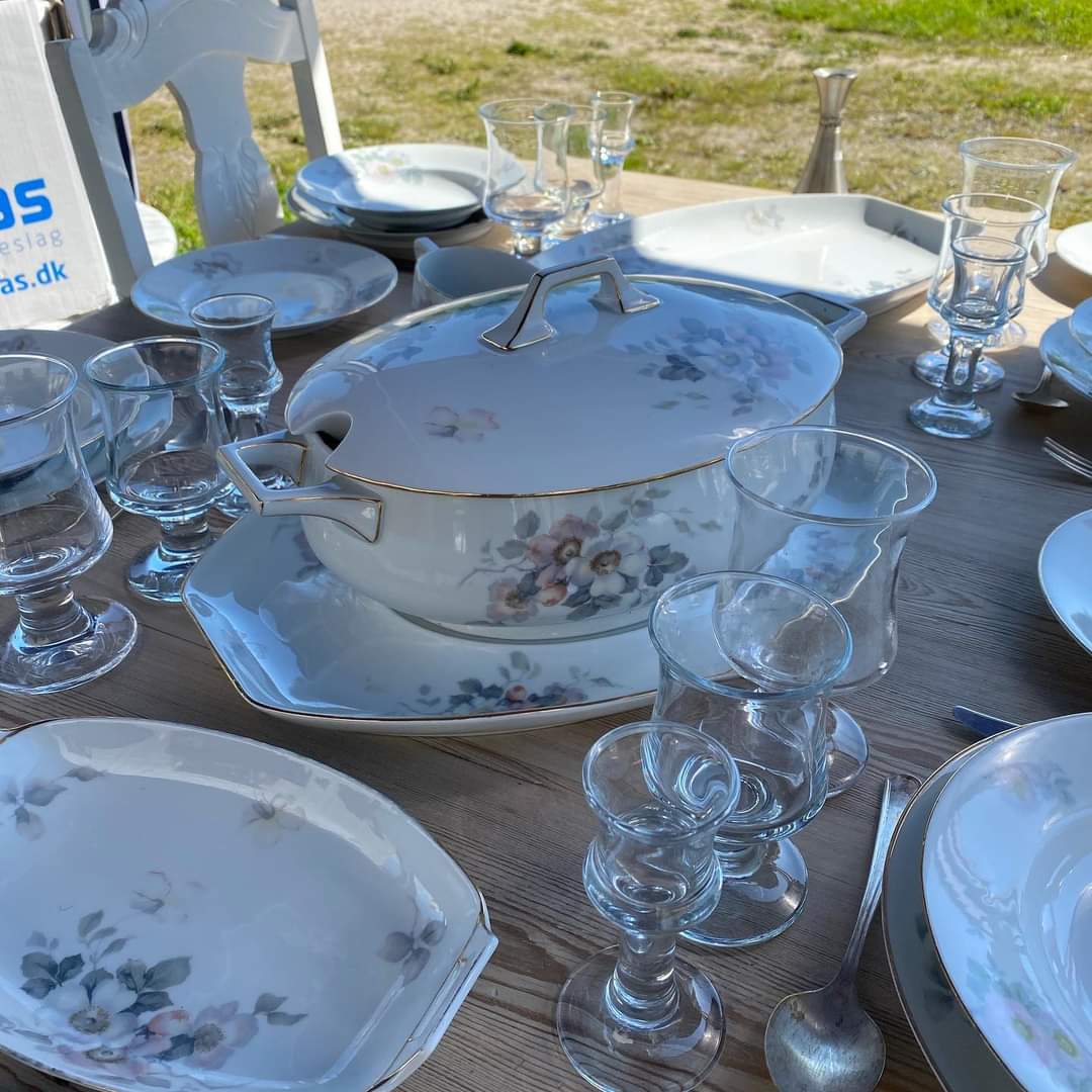 Så blev der dækket op til vi holder åbent lørdag og søndag kl 11-16 Helsingevej 47 Blistrup 3230 Græsted. Bord og 4 stole 800kr. Spisestel til 12 personer med blomster, tallerkener, skåle, kander, fade alt for kun vejl. Pris 500kr. #multiloppen