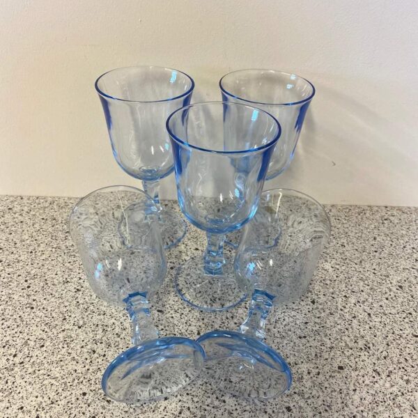 Super smukke vinglas i lys blå farve h 14,5 cm dia 7,5 cm 5 stk vejl. Pris 250kr. #multiloppen