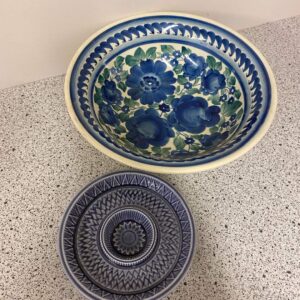 Stor fajance skål med blå blomster og mønster h 8 cm Ø 27 cm 110kr. Rörstrand nr 641 Sherzo Gunnar Nylund 1931-58 lysestage eller brug den til småting dia 15 cm vejl. Pris 75kr. #multiloppen