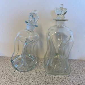 Holmegaard klukflasker begge med kroneprop. Skæv karaffel h 24 cm 275kr. Alm. Karaffel h vejl. Pris 275kr. #multiloppen