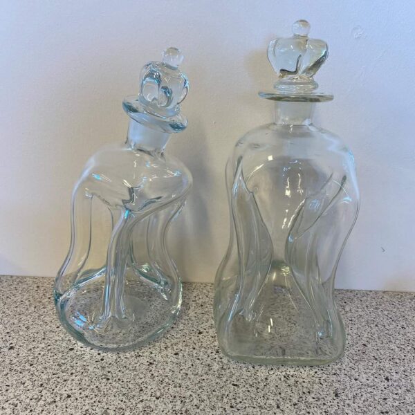 Holmegaard klukflasker begge med kroneprop. Skæv karaffel h 24 cm 275kr. Alm. Karaffel h vejl. Pris 275kr. #multiloppen