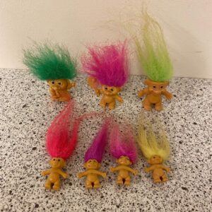 Små trolde, de tre øverste måler 4 cm og kan sidde på blyanter 20kr. pr stk. De fire nederste måler 2,5 cm vejl. Pris 10kr. pr stk #multiloppen