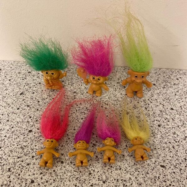 Små trolde, de tre øverste måler 4 cm og kan sidde på blyanter 20kr. pr stk. De fire nederste måler 2,5 cm vejl. Pris 10kr. pr stk #multiloppen