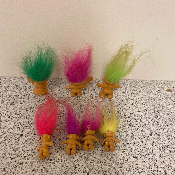Små trolde, de tre øverste måler 4 cm og kan sidde på blyanter 20kr. pr stk. De fire nederste måler 2,5 cm vejl. Pris 10kr. pr stk #multiloppen - Image 2