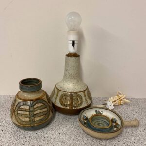 Søholm stentøjs lampe nr 3062, keramikdelen måler 23 cm 250kr. Søholm stentøjs vase h 15 cm 265kr. Søholm stentøjs lysestage nr 3223 h 4 cm dia 14 cm vejl. Pris 100kr. #multiloppen