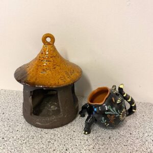 Hegnetslund 203 fuglehus/fyrfadslys h 19 cm dia 16 cm 150kr. Fantasidyr i keramik h 10 cm l 12 cm vejl. Pris 75kr. #multiloppen