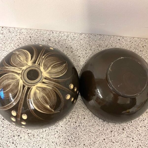 Keramik æg 2 skåle i en mørkebrun med mønster i beige h 16 cm Ø 14 cm vejl.pris 125kr. #multiloppen - Image 2