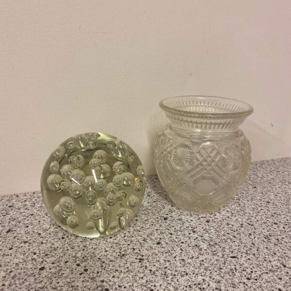 Brevpresser med bobler i klart glas dia 8 cm 135kr. Fin lille vase i presset glas, lille hak under bunden h 10 cm vejl.pris 45kr. #multiloppen - Image 2