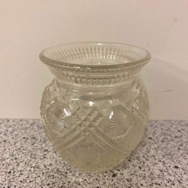 Brevpresser med bobler i klart glas dia 8 cm 135kr. Fin lille vase i presset glas, lille hak under bunden h 10 cm vejl.pris 45kr. #multiloppen