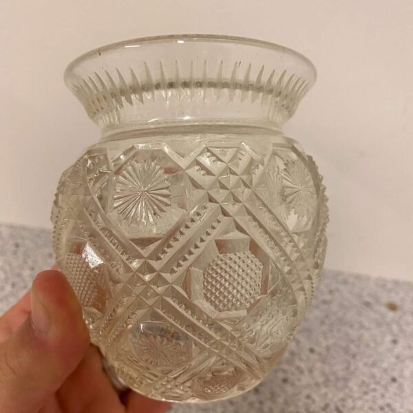 Brevpresser med bobler i klart glas dia 8 cm 135kr. Fin lille vase i presset glas, lille hak under bunden h 10 cm vejl.pris 45kr. #multiloppen - Image 3