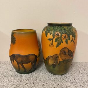 Ipsens enke vase dekoreret med en hest nr. 634 h 19 cm, små nag ved bunden og en hårrevne 225kr. Ipsens enke vase dekoreret med fugle nr. 468 h 22 cm, rep på øverste kant vejl.pris 425kr. #multiloppen