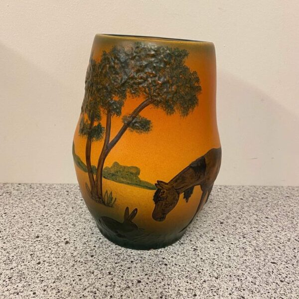 Ipsens enke vase dekoreret med en hest nr. 634 h 19 cm, små nag ved bunden og en hårrevne 225kr. Ipsens enke vase dekoreret med fugle nr. 468 h 22 cm, rep på øverste kant vejl.pris 425kr. #multiloppen - Image 2