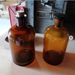 Smukke gamle Apotekerflasker. En med korkprop og en med den originale glasprop | vejl.pris kr. 75/stk #unikkelopper
