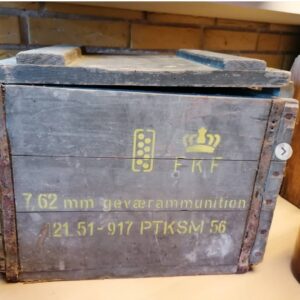 Lækker gammel militærkasse til ammunition. Står helt originalt med stempler og split til låsen. | vejl.pris kr. 245 #unikkelopper