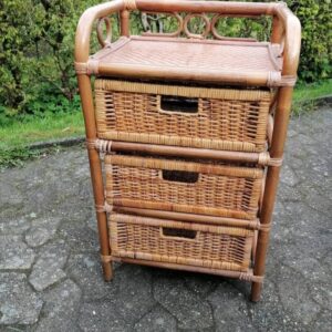 Skøn klassisk vintage bambuskommode. Fin vintage-stand, dog er der i nederste skuffe knækket lidt siv, men den kan sagtens bruges. Se sidste billede. |vejl.pris kr. 150. #unikkelopper