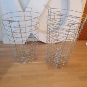 Megalækre trådkurve i chrom. Perfekte til fx tæpper eller legetøj. Er lavet så der kan monteres hjul på dem. Perfekt stand. Måler 60x40. |vejl.pris KR. 50/stk. #unikkelopper