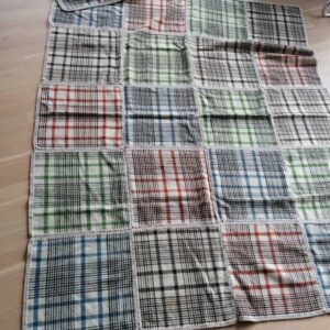 Lækker retro plaid I 100 procent uld. Syet sammen af store firkanter. Ca 175x135 |vejl.pris kr. 225. #unikkelopper