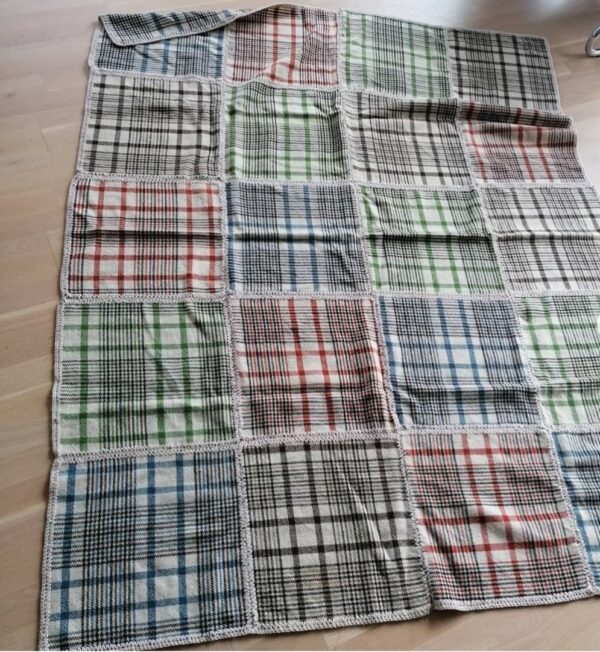 Lækker retro plaid I 100 procent uld. Syet sammen af store firkanter. Ca 175x135 |vejl.pris kr. 225. #unikkelopper
